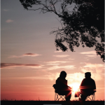 Sugestões para iniciar a conversa de maneira descontraída durante um primeiro encontro.